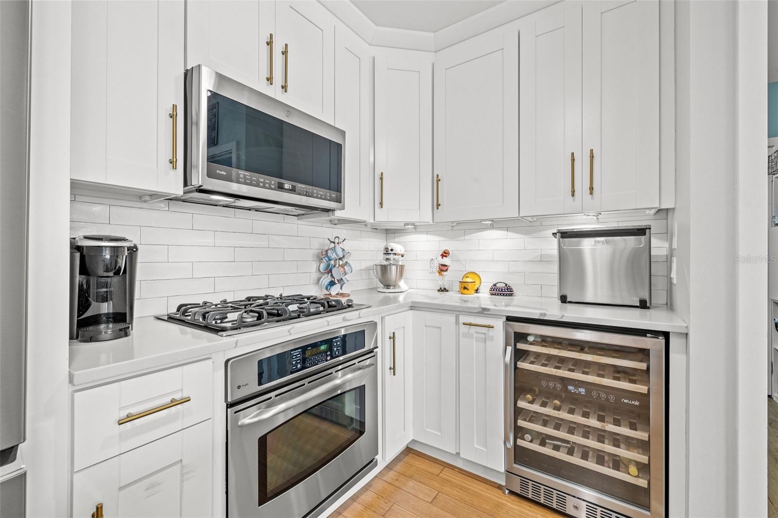 Listing photo id 3 for 475 2nd Street N 201