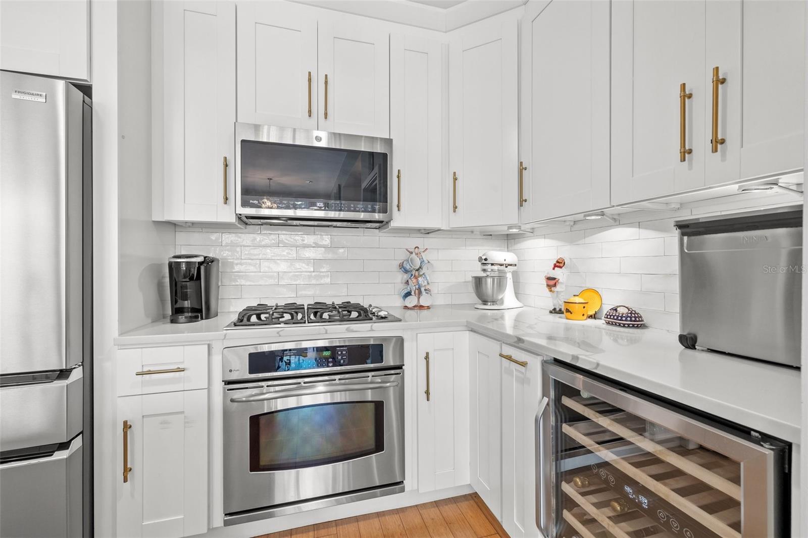 Listing photo id 4 for 475 2nd Street N 201