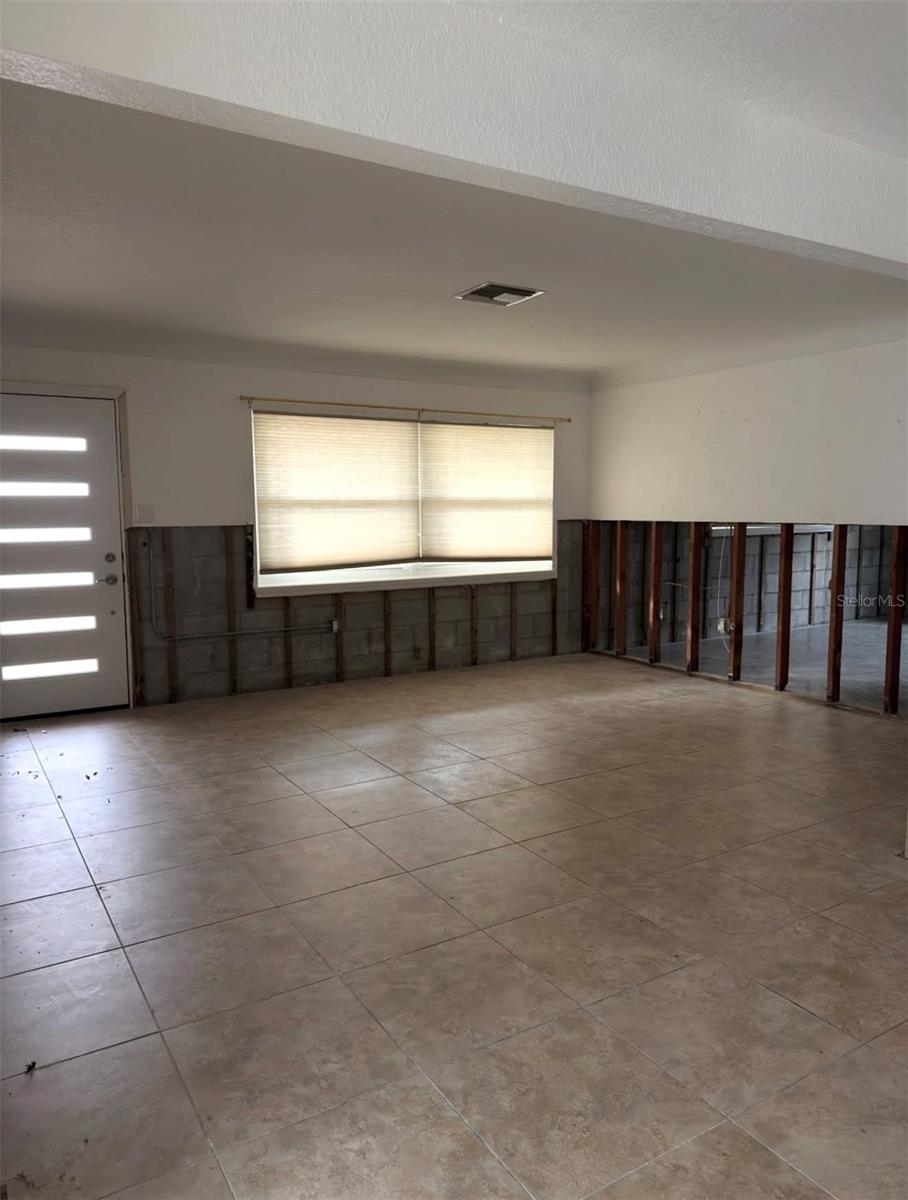 Image 3 of 20 For 9045 3rd St N