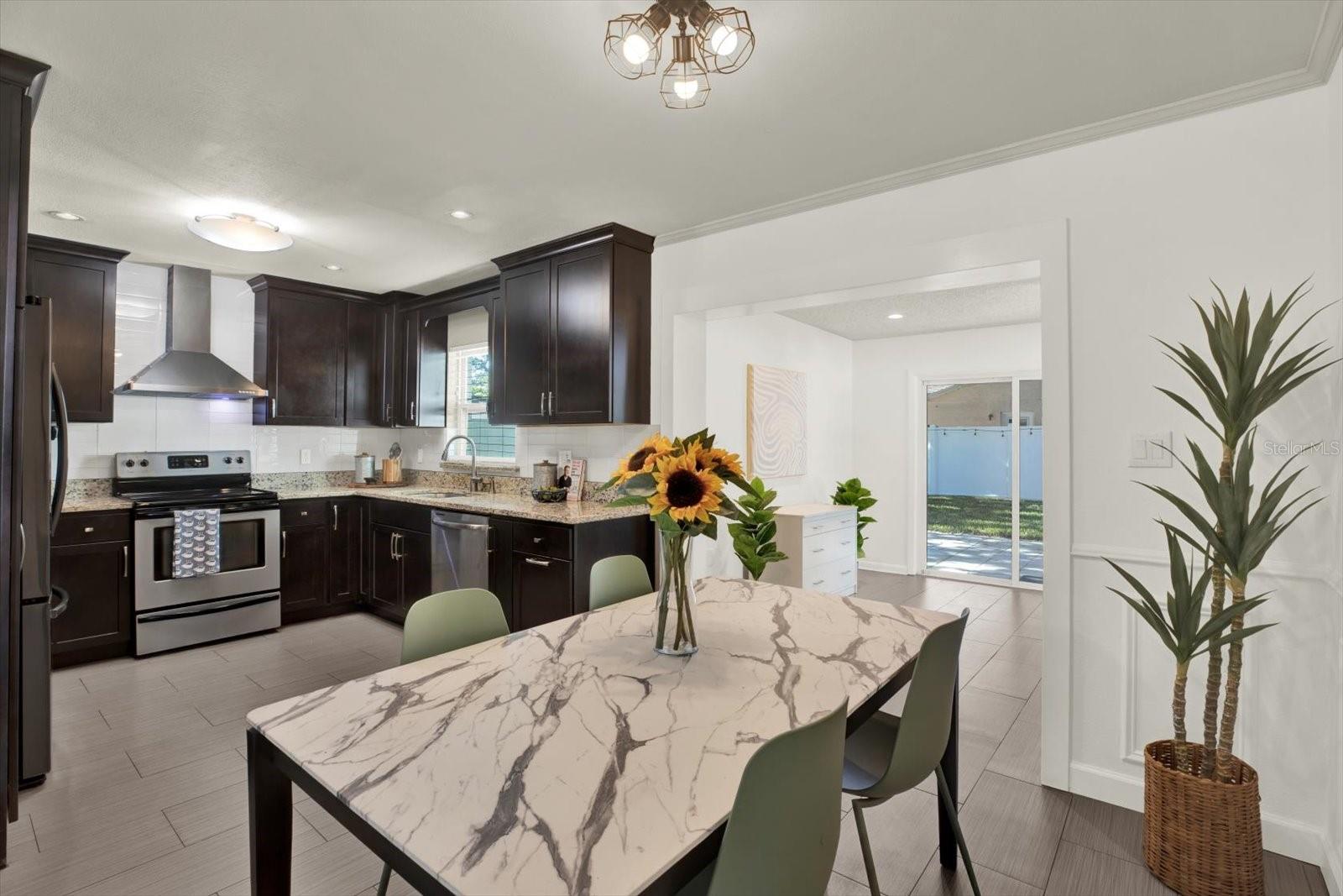 Listing photo id 10 for 18302 Oakdale Road