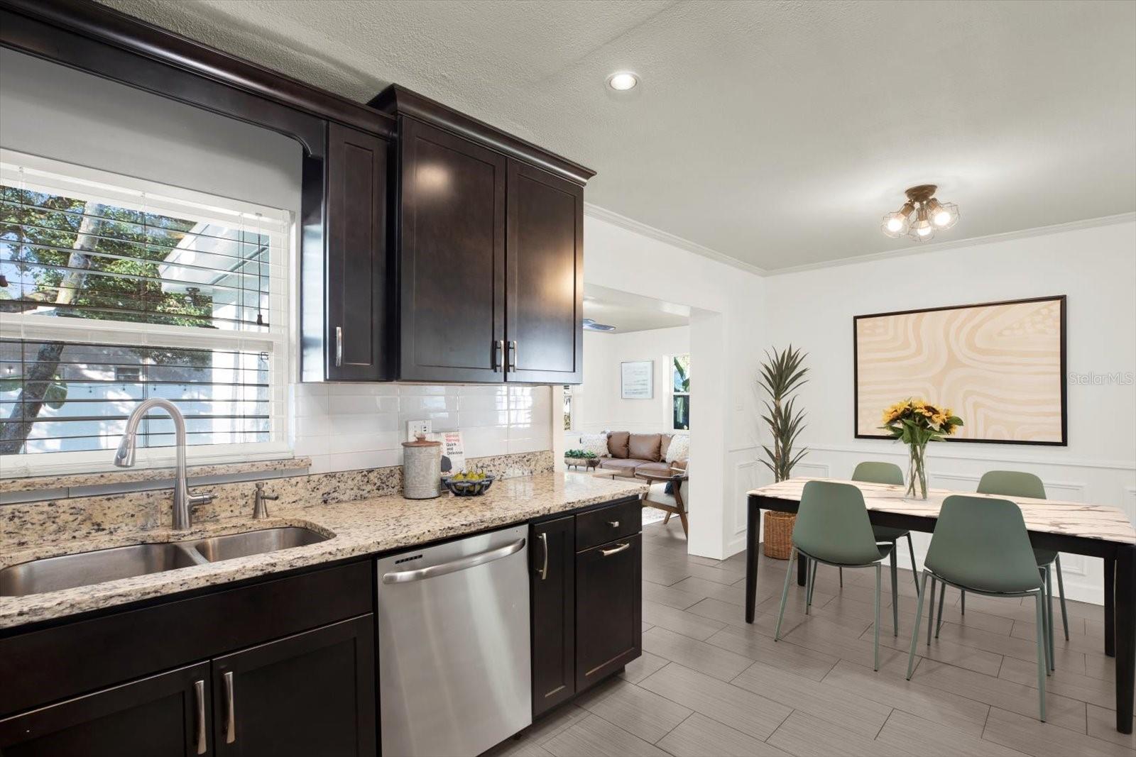 Listing photo id 13 for 18302 Oakdale Road