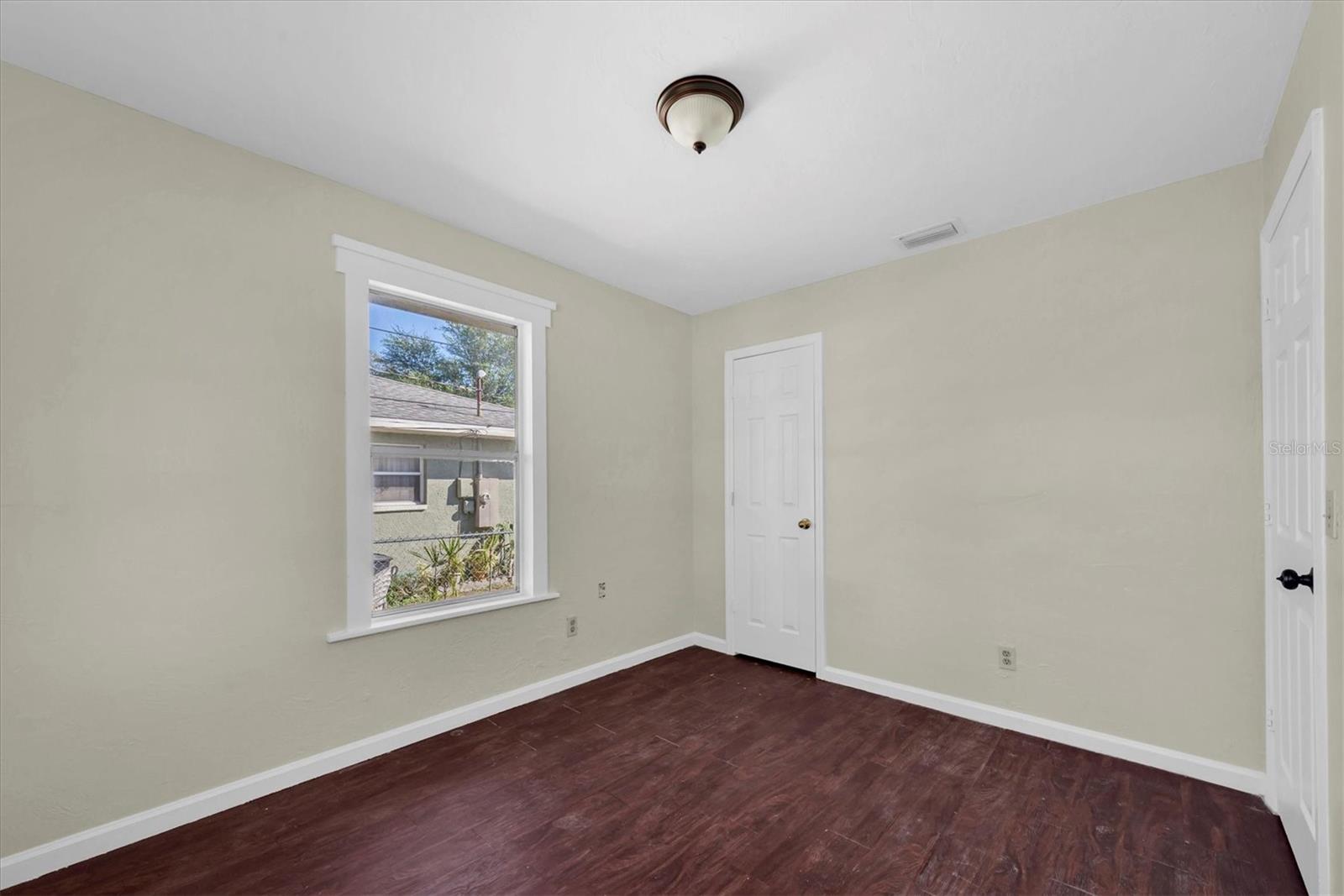 Image 10 of 25 For 1607 18th Street E