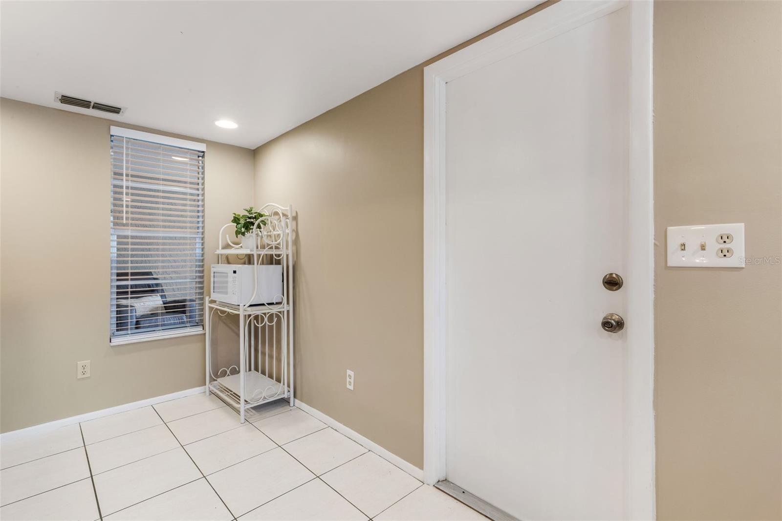 Image 19 of 81 For 3470 Maclaren Drive