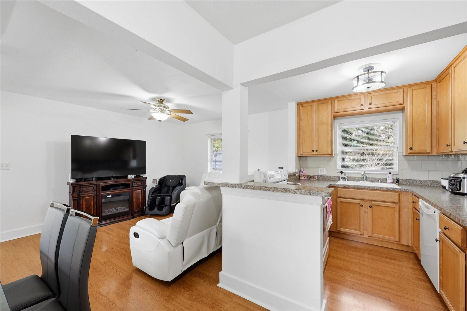 Image 11 of 38 For 207 Seneca Avenue