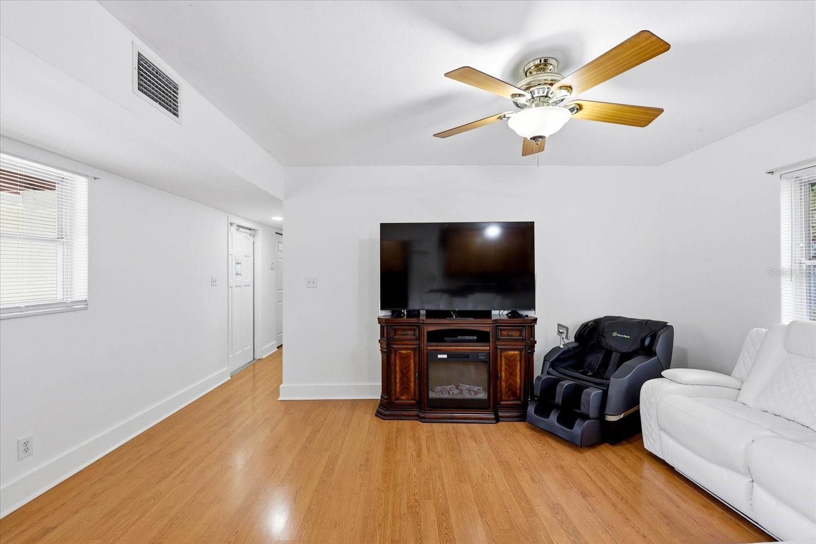 Image 12 of 38 For 207 Seneca Avenue