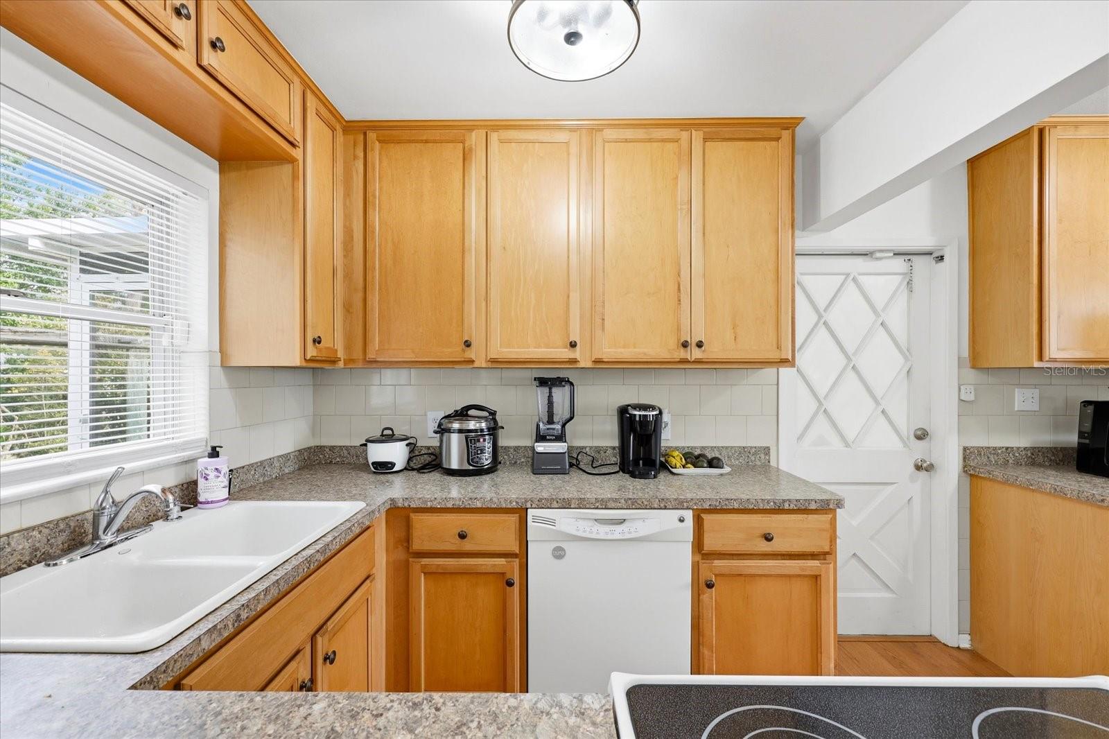 Image 13 of 38 For 207 Seneca Avenue