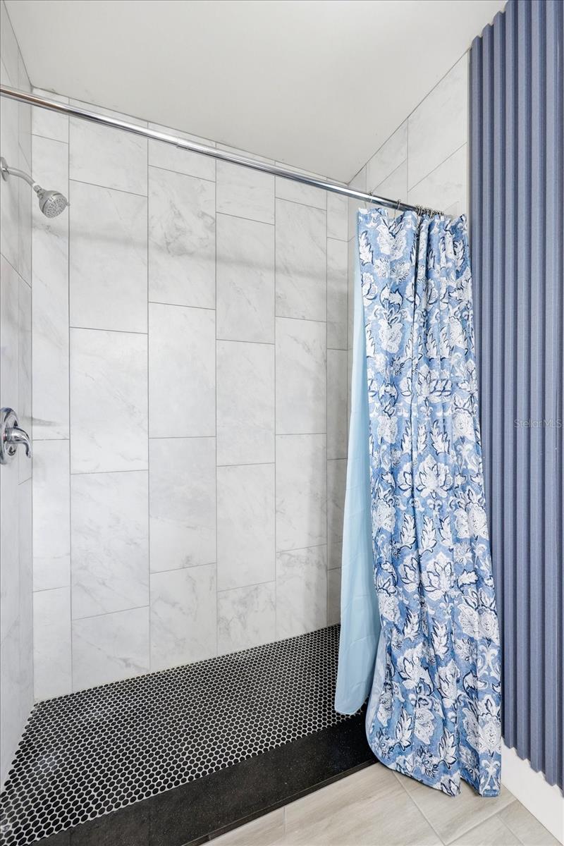 Image 23 of 38 For 207 Seneca Avenue