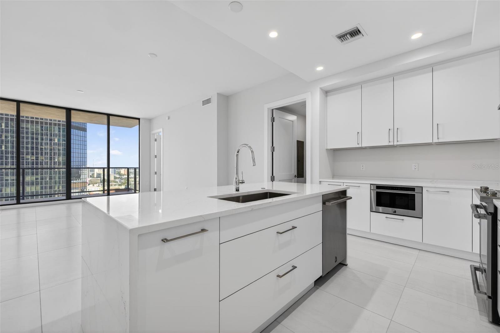 Listing photo id 8 for 275 1st Ave S  1708