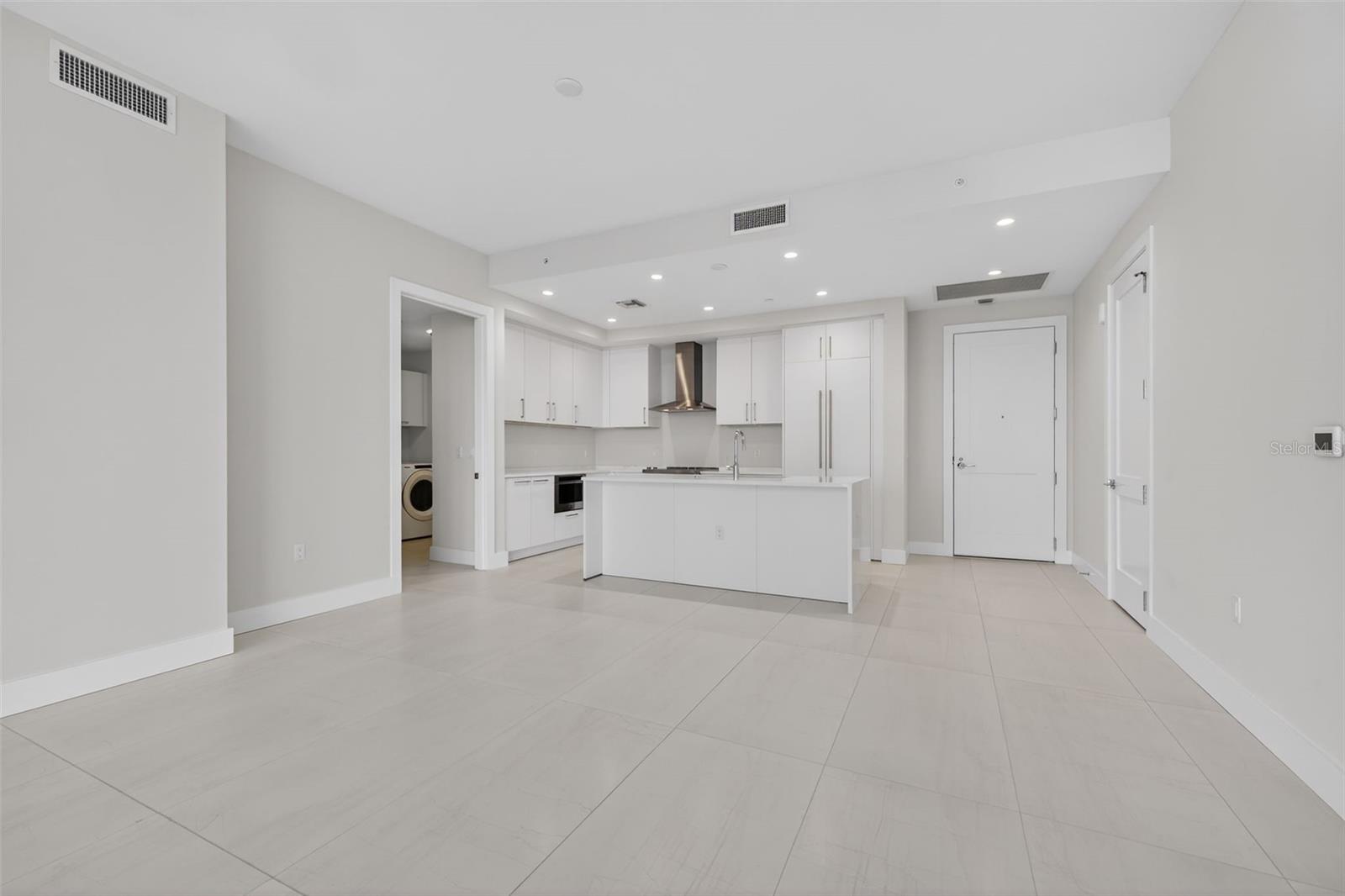 Listing photo id 11 for 275 1st Ave S  1708