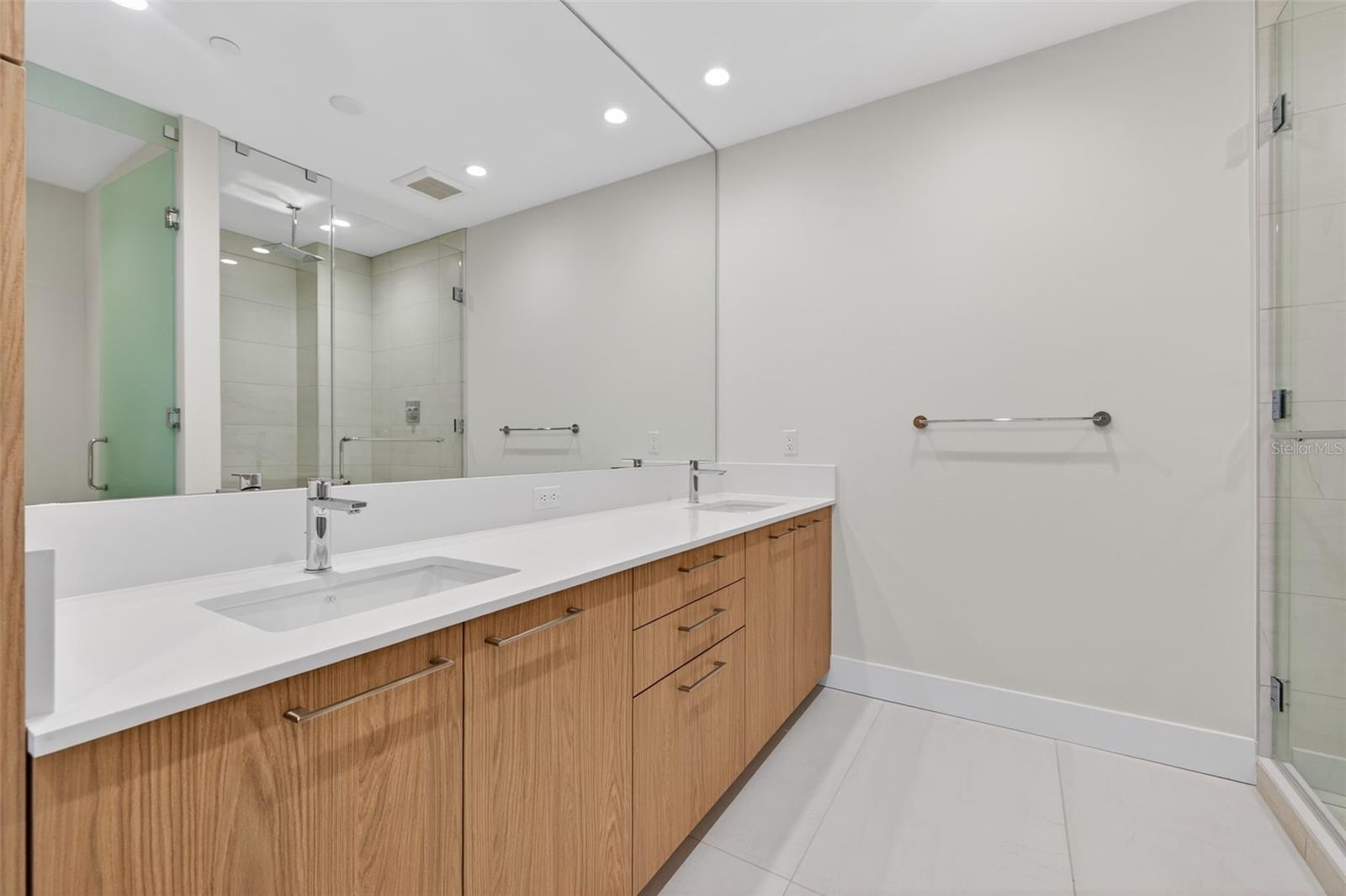 Listing photo id 3 for 275 1st Ave S  1708