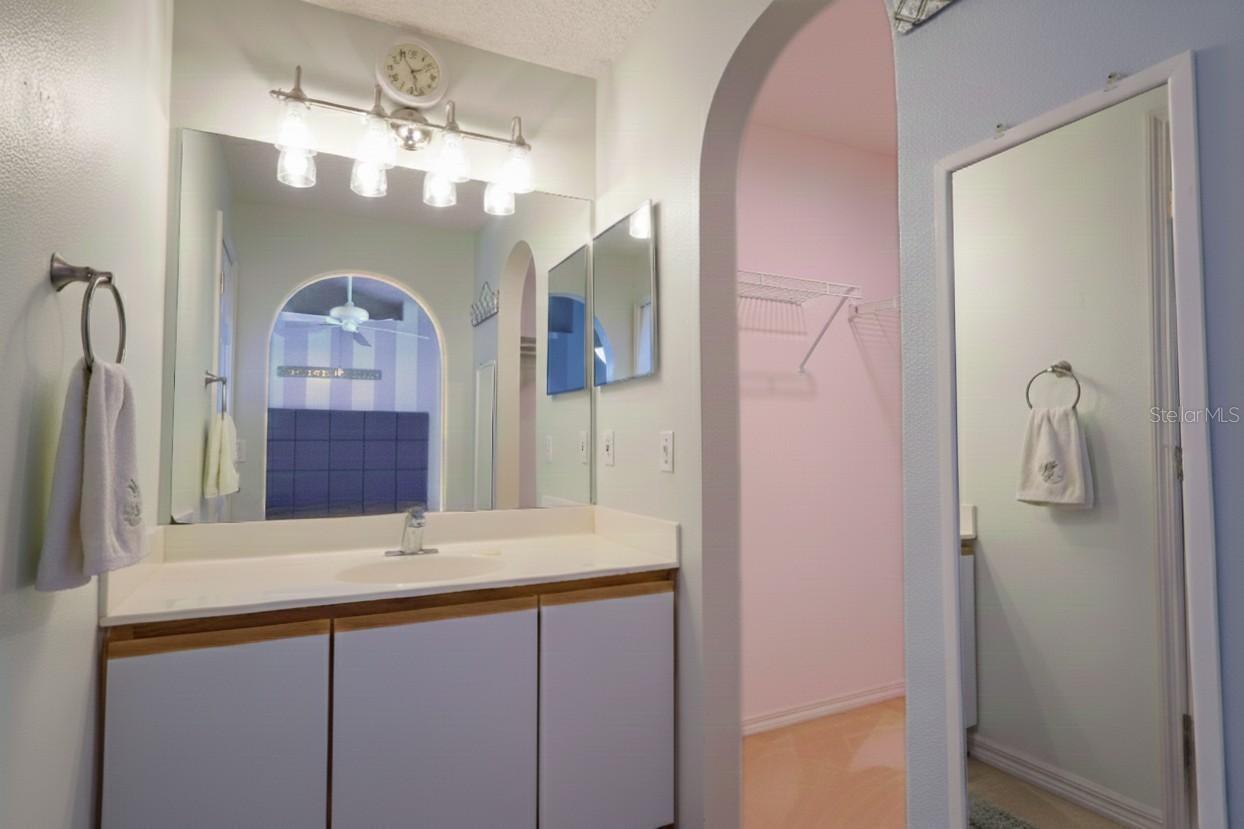 Listing photo id 12 for 6205 Cannoli Place