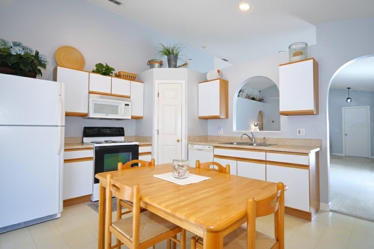 Listing photo id 4 for 6205 Cannoli Place