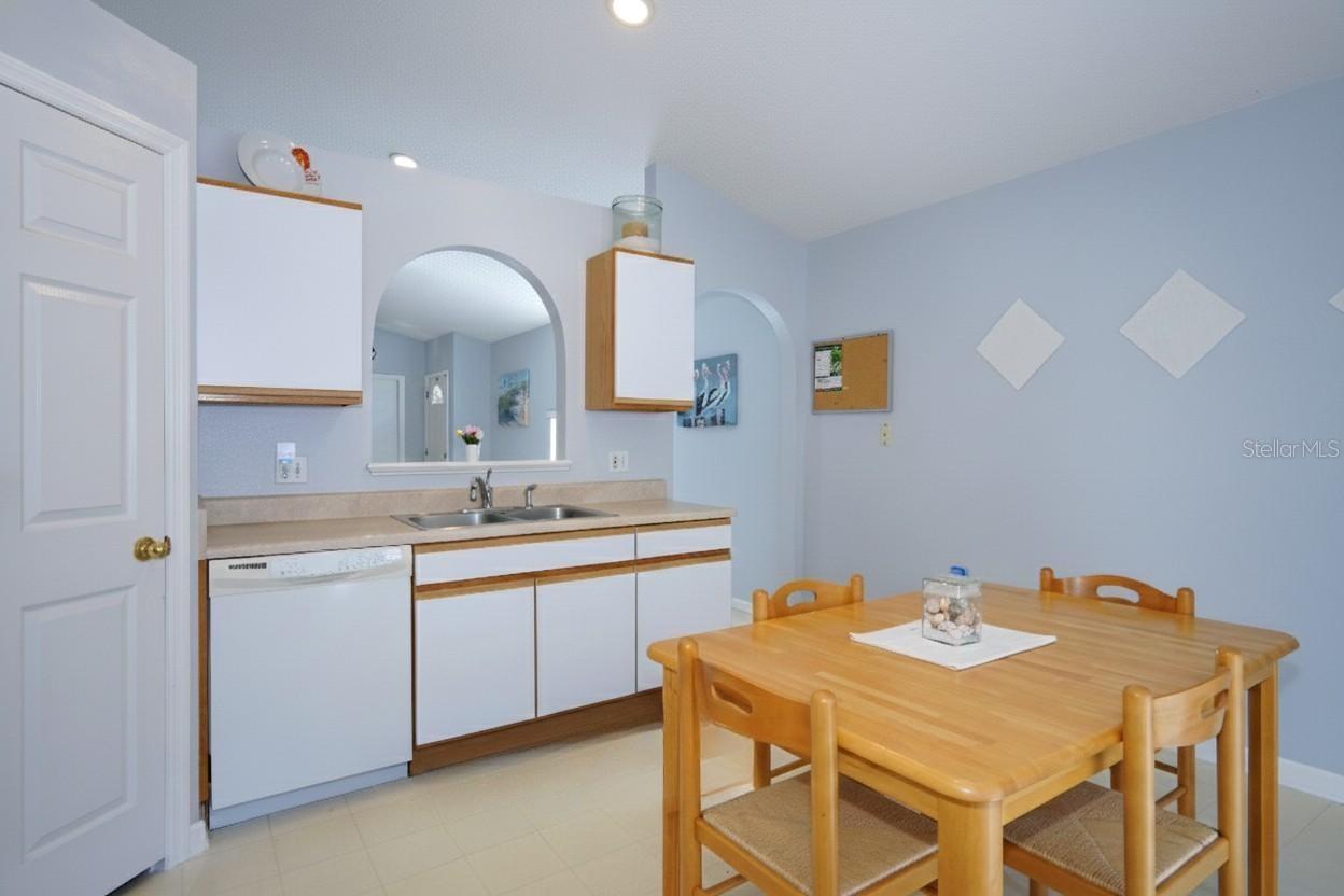 Listing photo id 5 for 6205 Cannoli Place