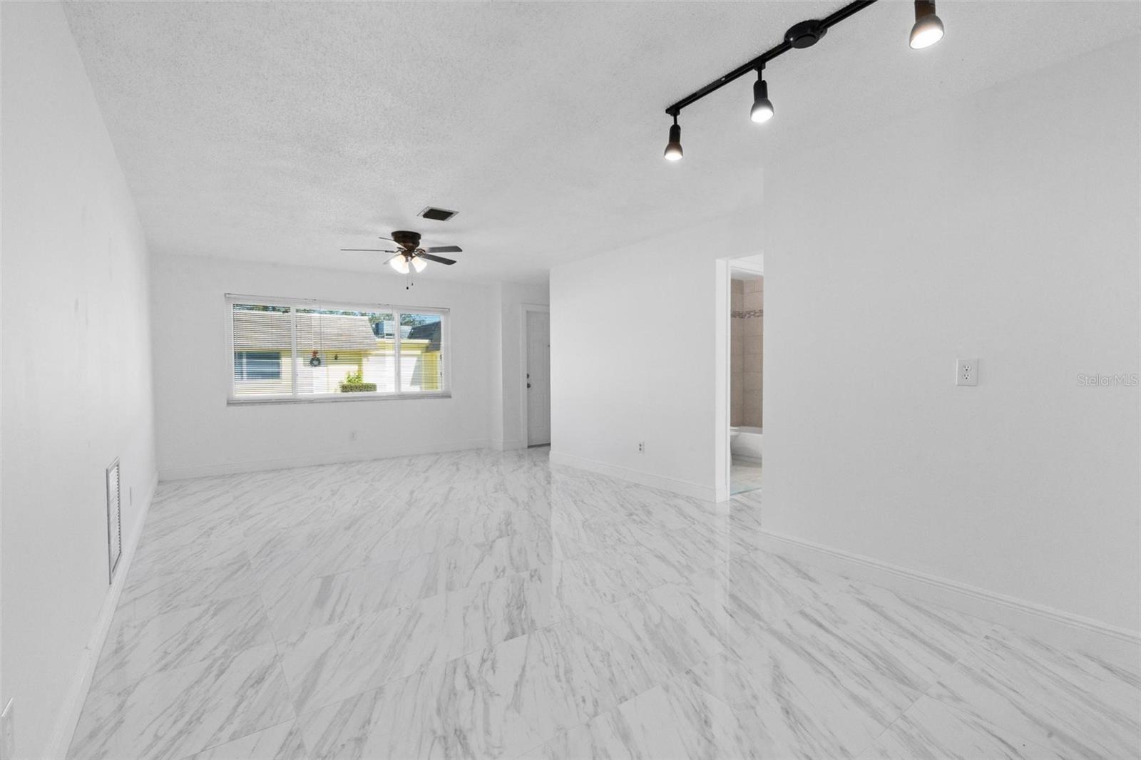 Image 11 of 22 For 7050 Versailles N