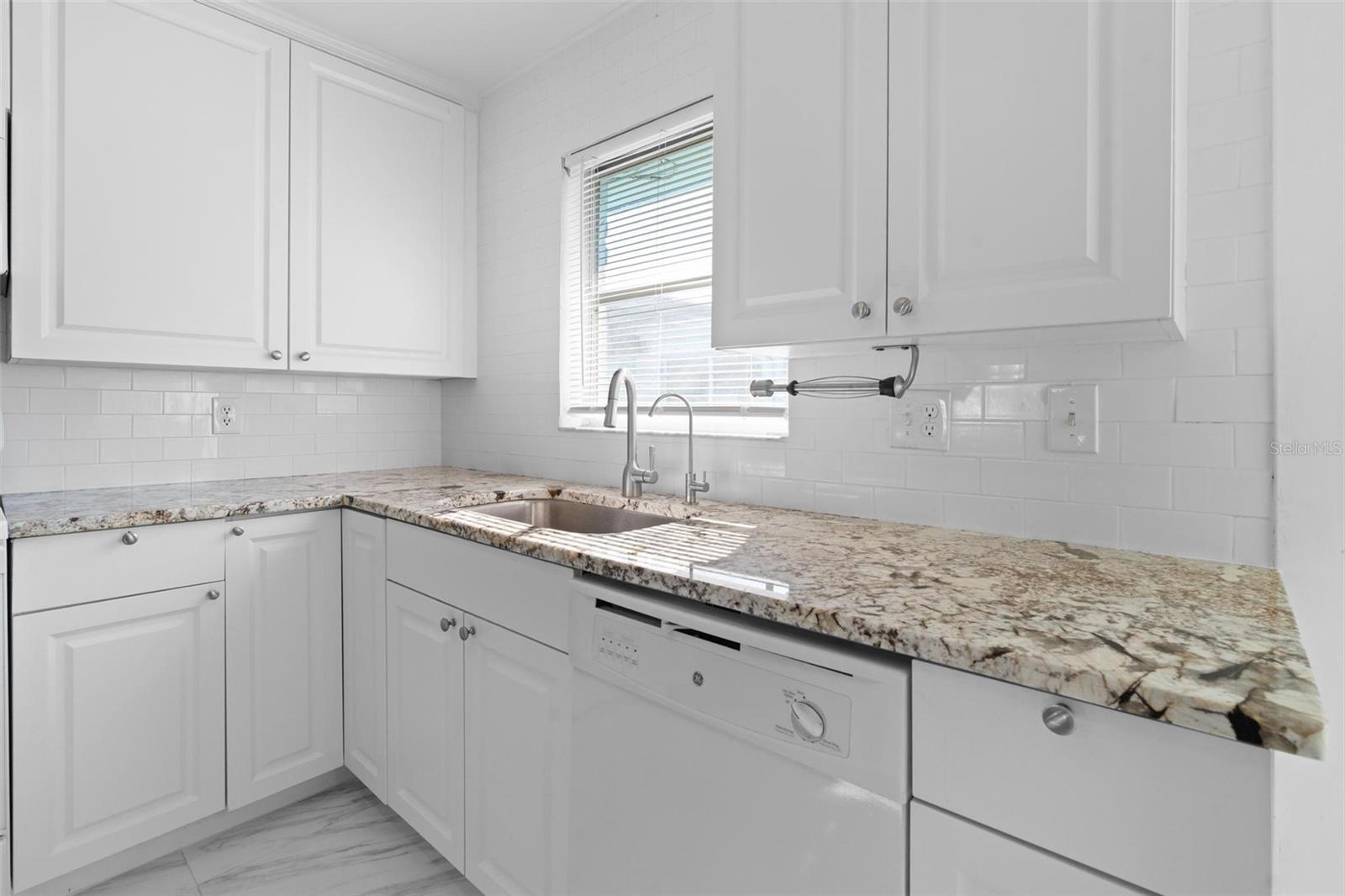 Image 15 of 22 For 7050 Versailles N