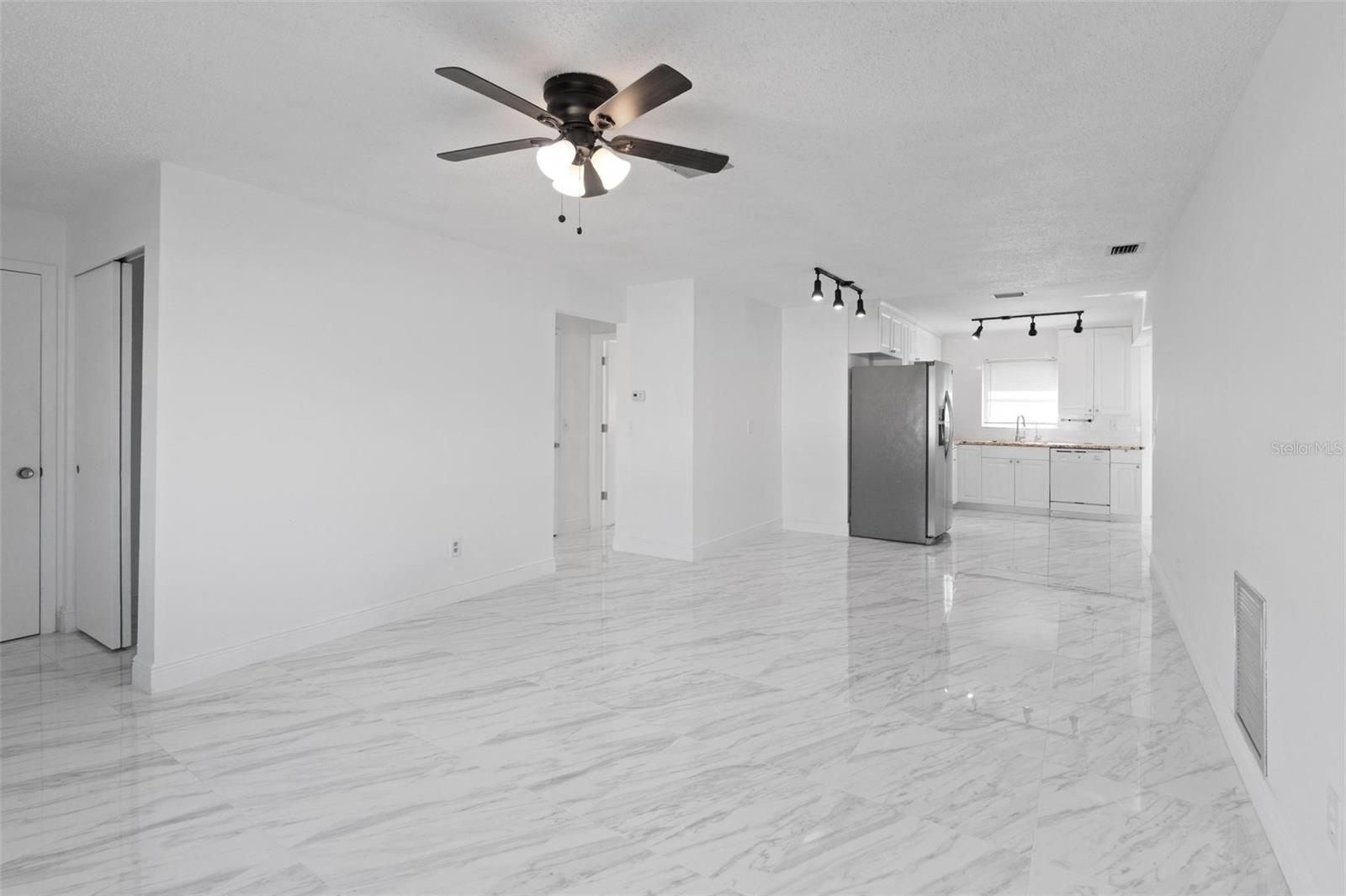 Image 5 of 22 For 7050 Versailles N