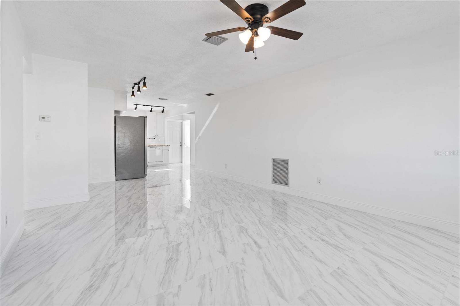 Image 8 of 22 For 7050 Versailles N