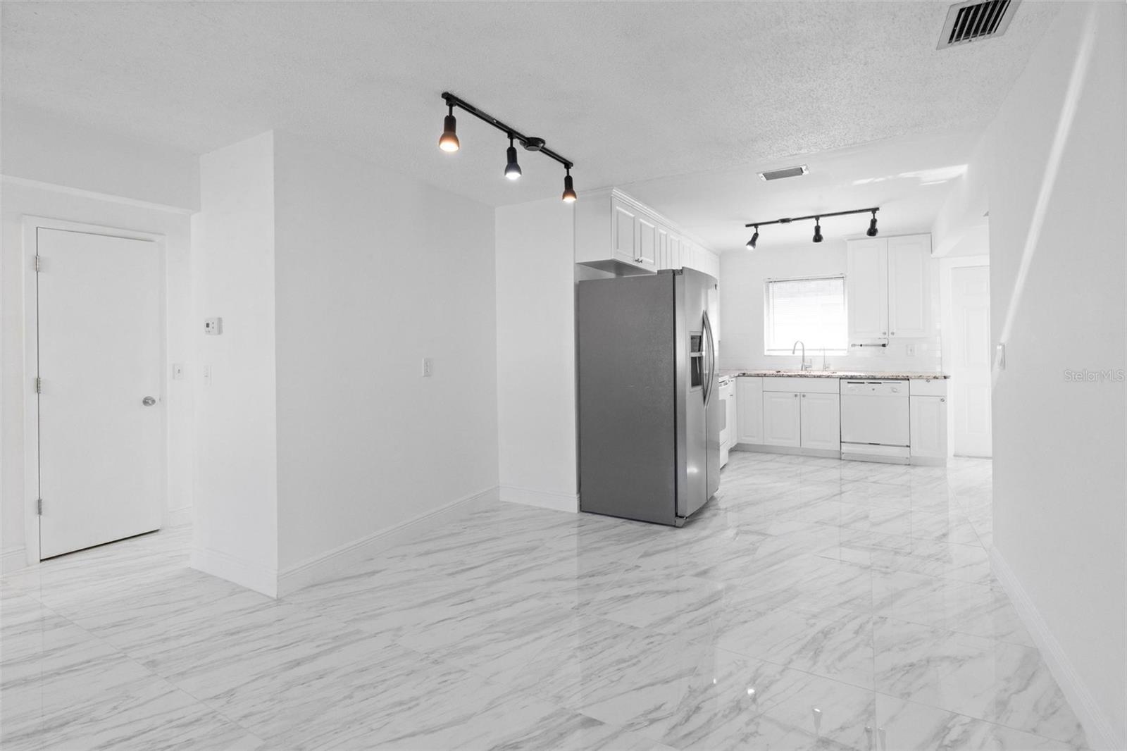 Image 9 of 22 For 7050 Versailles N