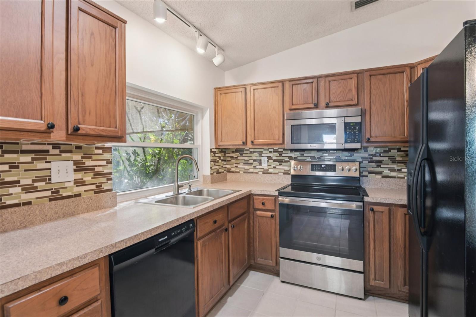 Image 11 of 28 For 2329 Orangehill Avenue