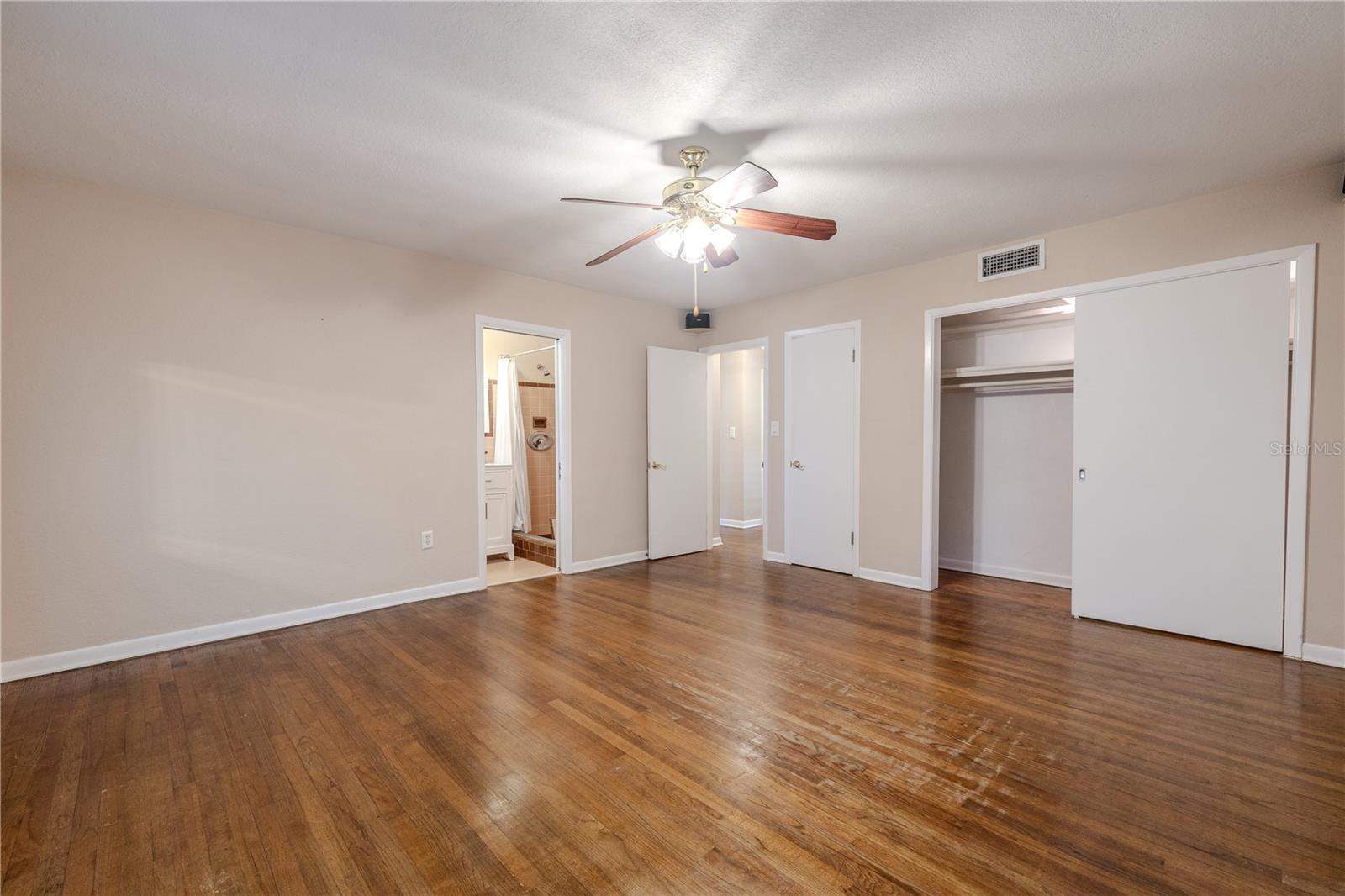 Image 36 of 52 For 554 Louden Avenue