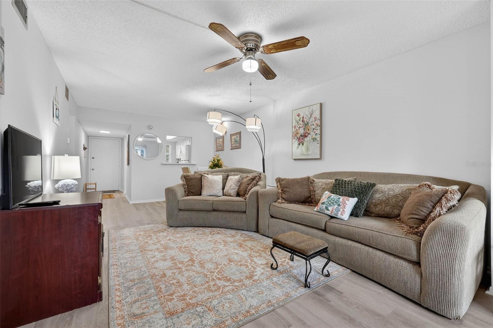 Image 18 of 37 For 1524 Lakeview Road 402