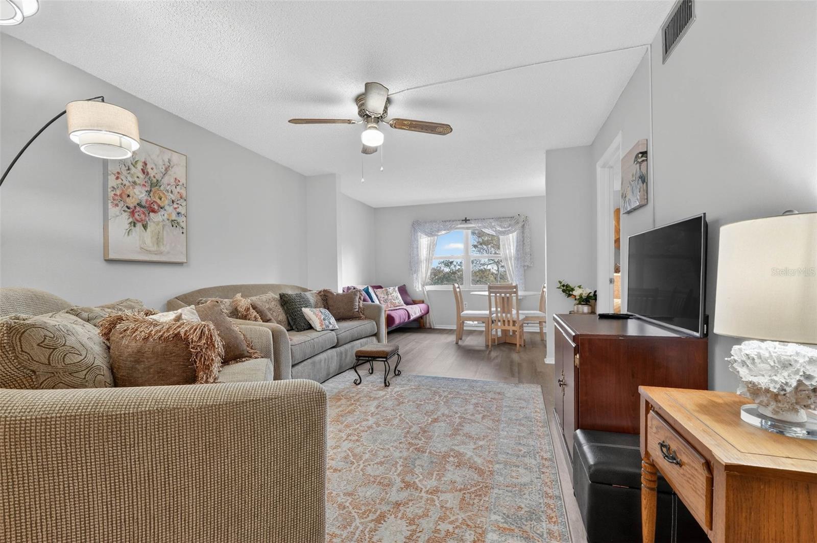 Image 19 of 37 For 1524 Lakeview Road 402