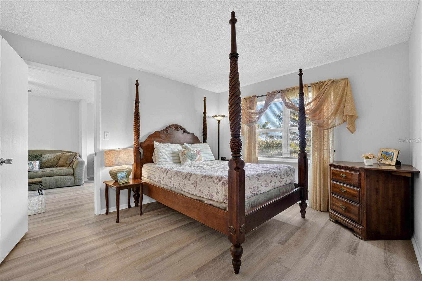 Image 24 of 37 For 1524 Lakeview Road 402