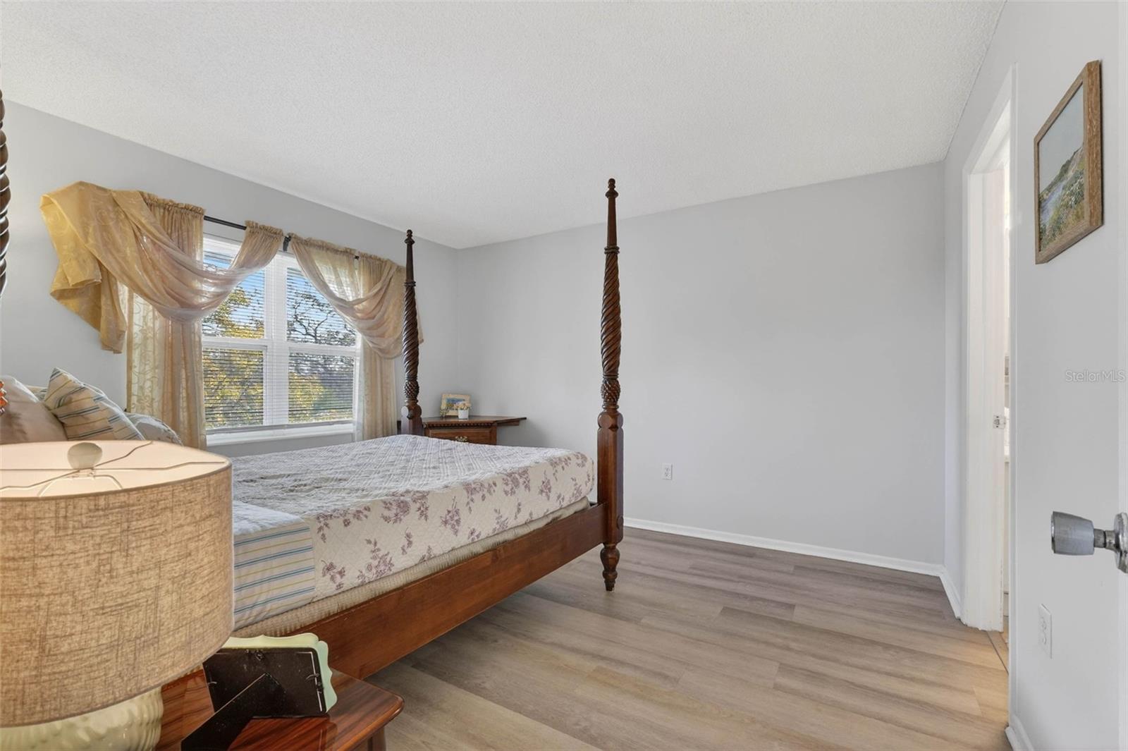 Image 25 of 37 For 1524 Lakeview Road 402