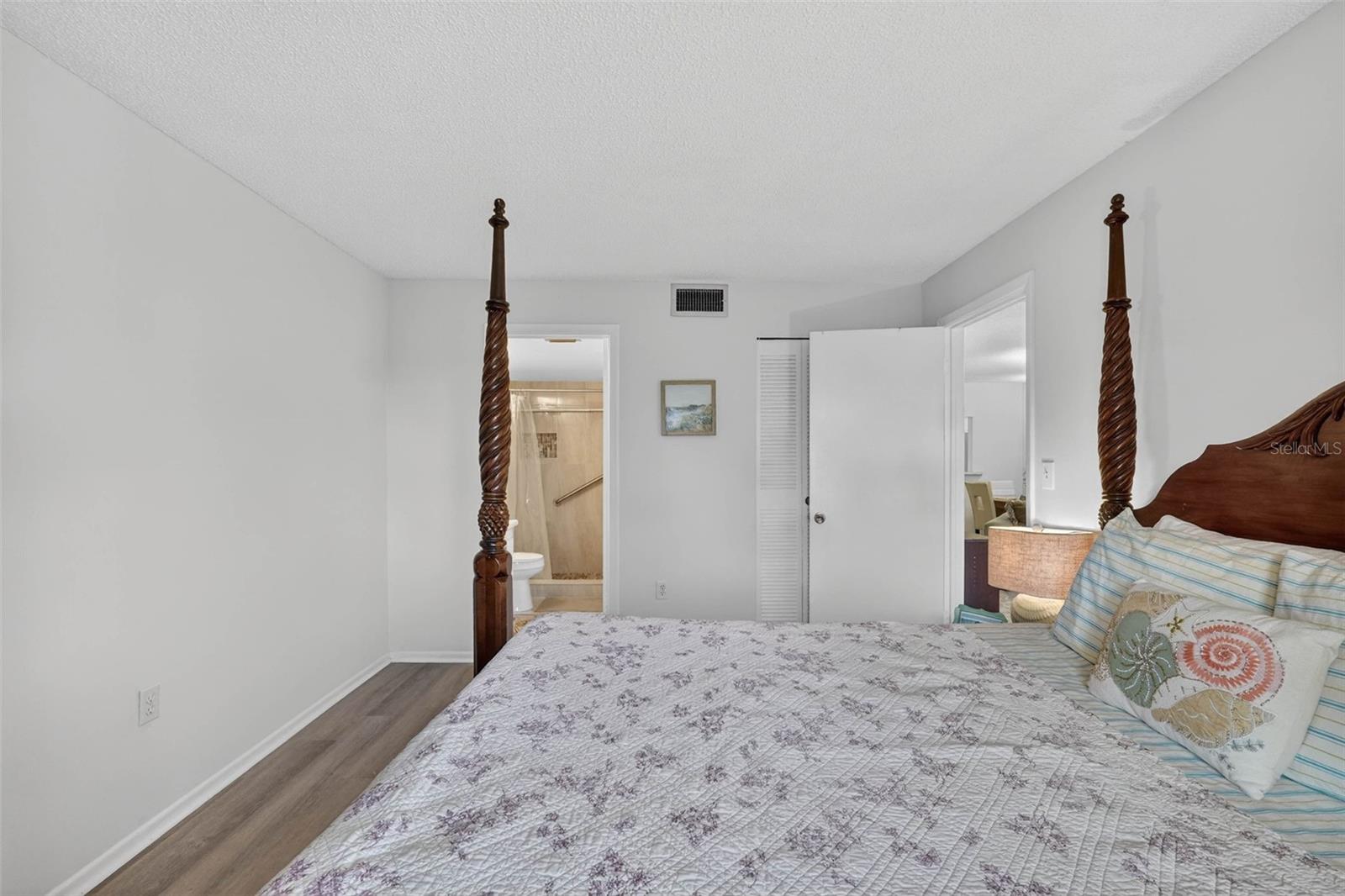 Image 26 of 37 For 1524 Lakeview Road 402