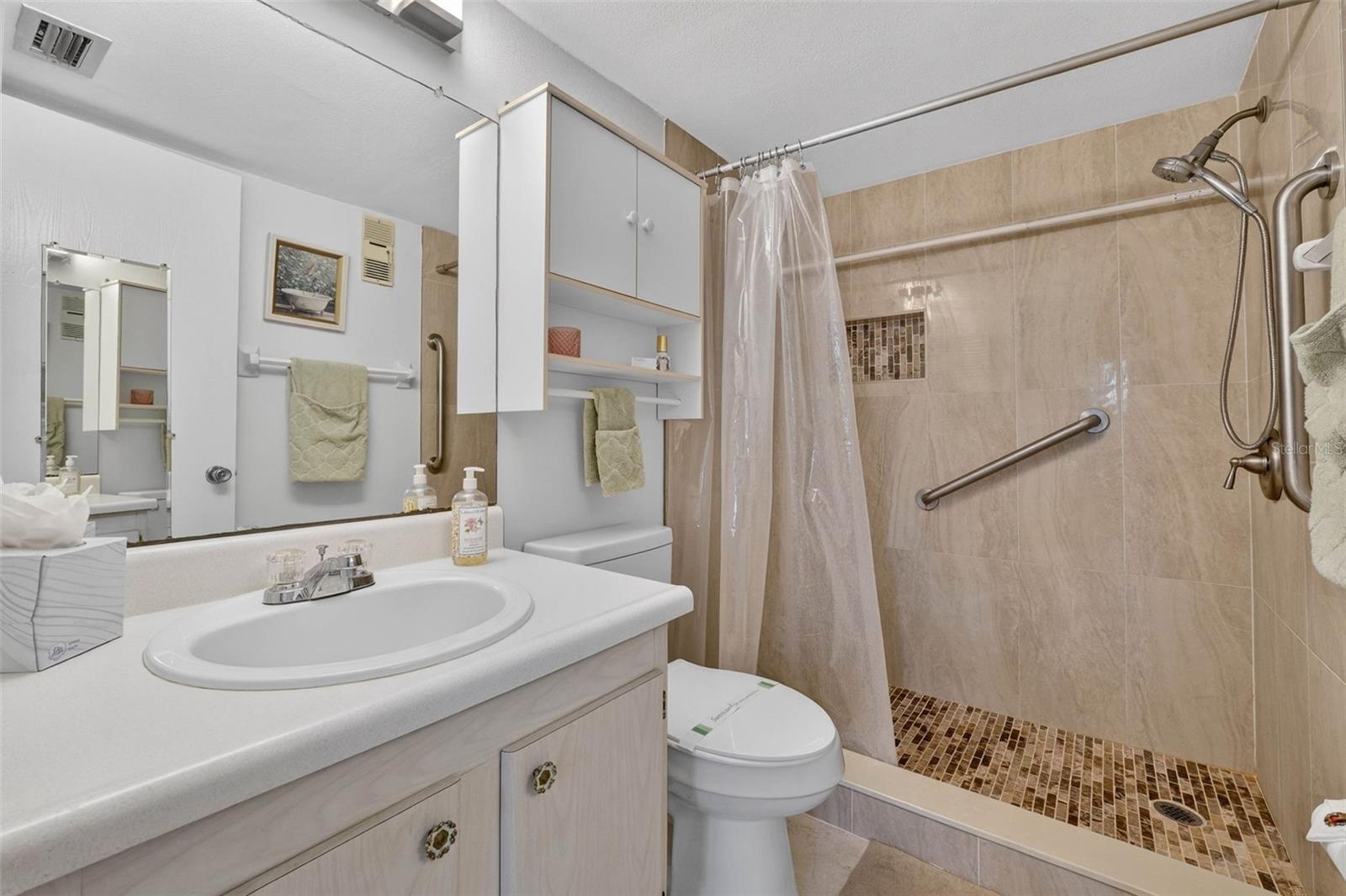 Image 27 of 37 For 1524 Lakeview Road 402