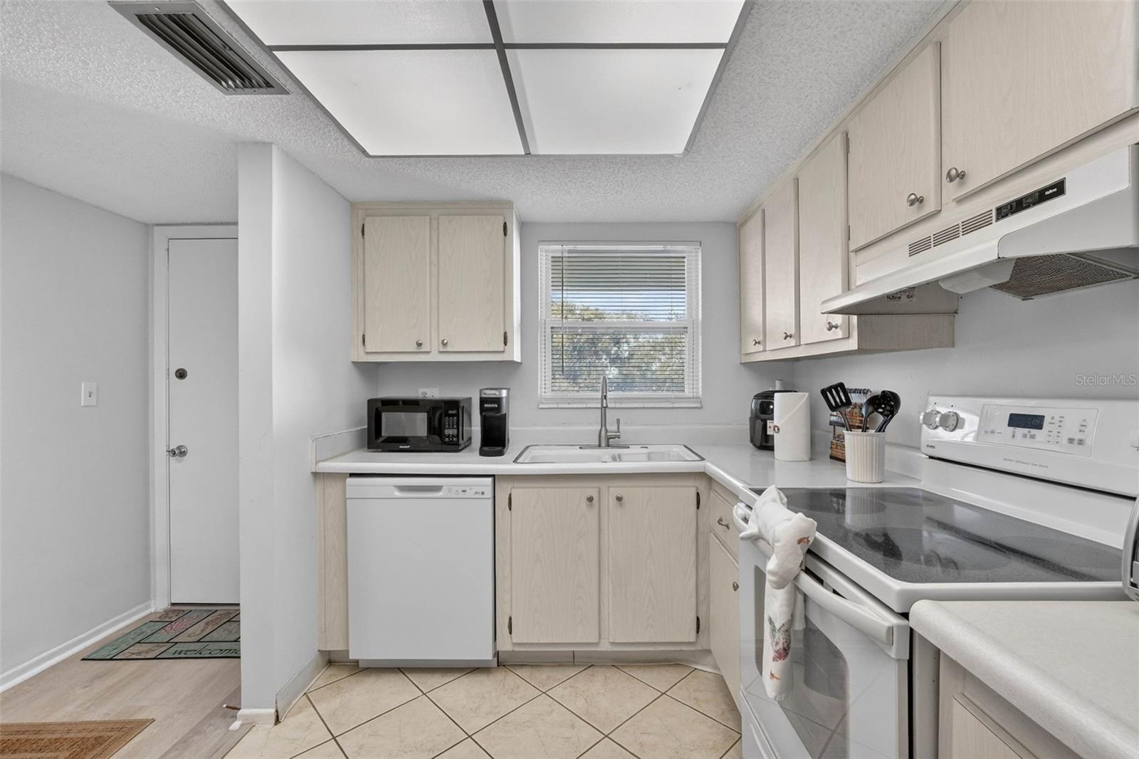 Image 8 of 37 For 1524 Lakeview Road 402