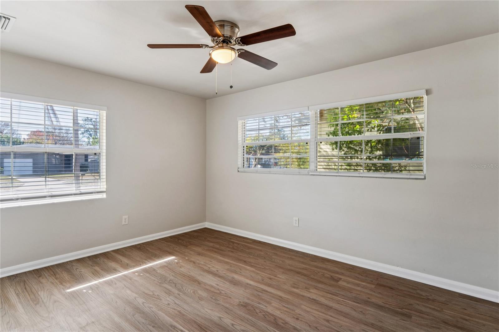 Image 11 of 26 For 1470 Overlea Street