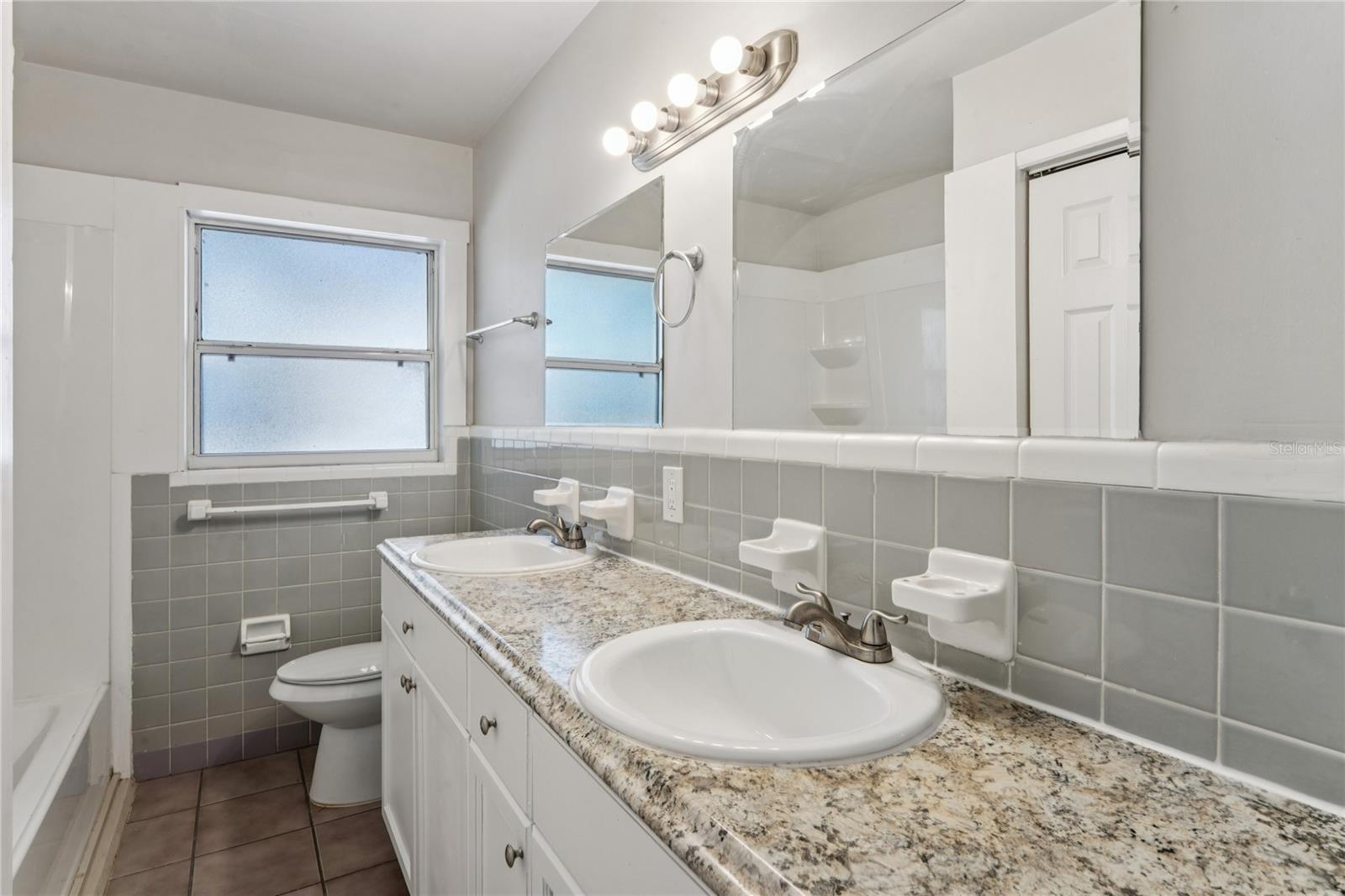 Image 13 of 26 For 1470 Overlea Street