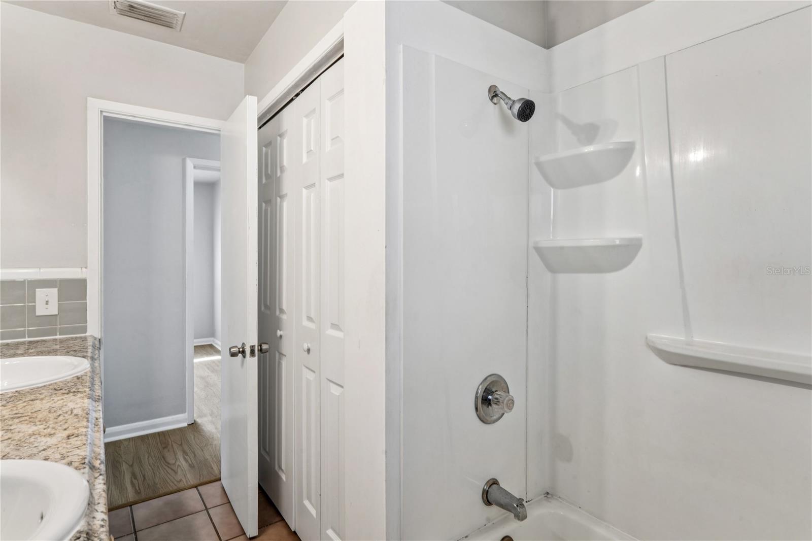 Image 14 of 26 For 1470 Overlea Street