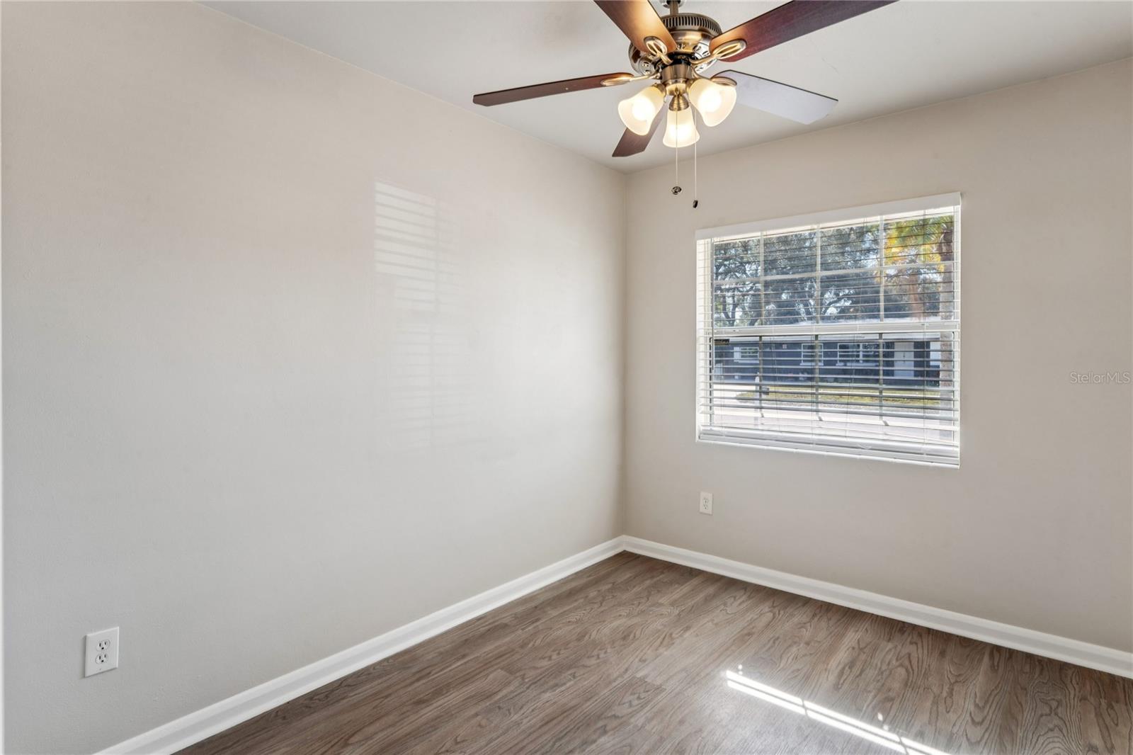 Image 17 of 26 For 1470 Overlea Street