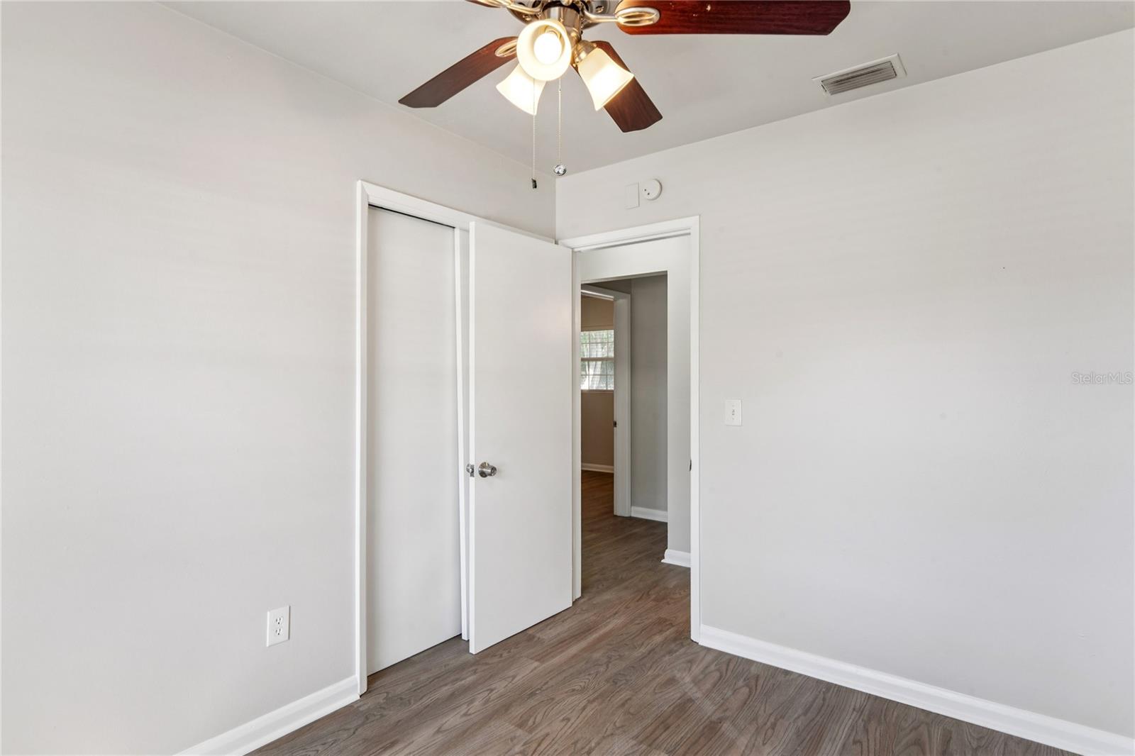 Image 18 of 26 For 1470 Overlea Street