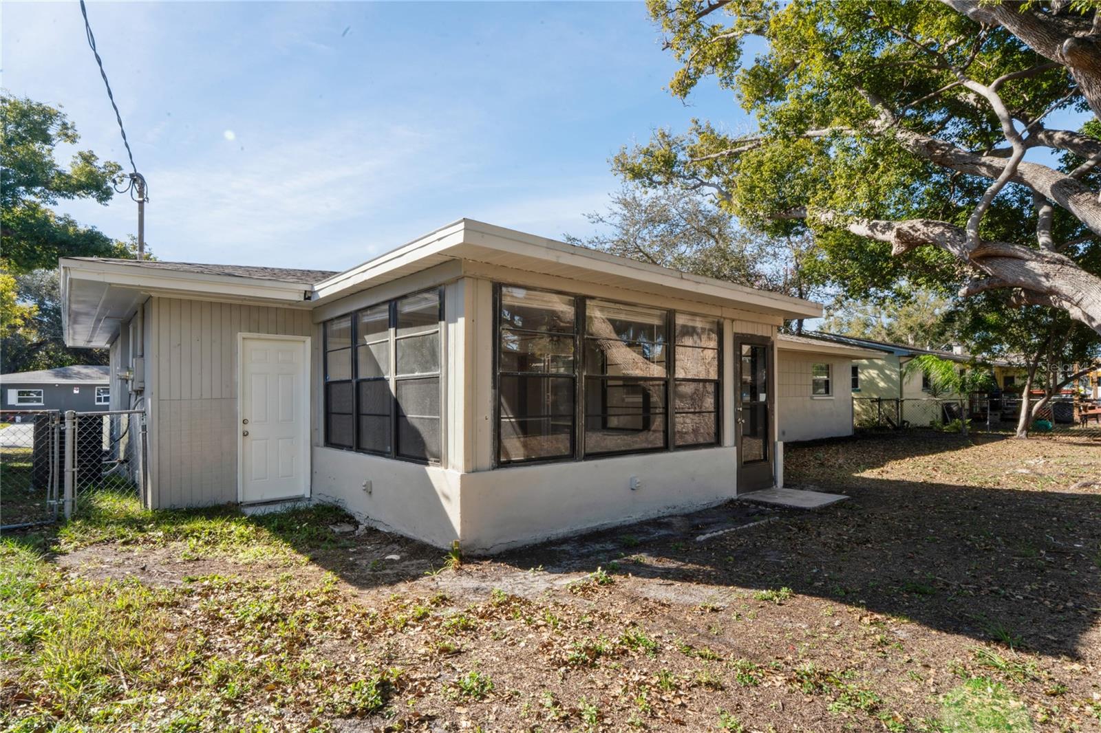 Image 21 of 26 For 1470 Overlea Street