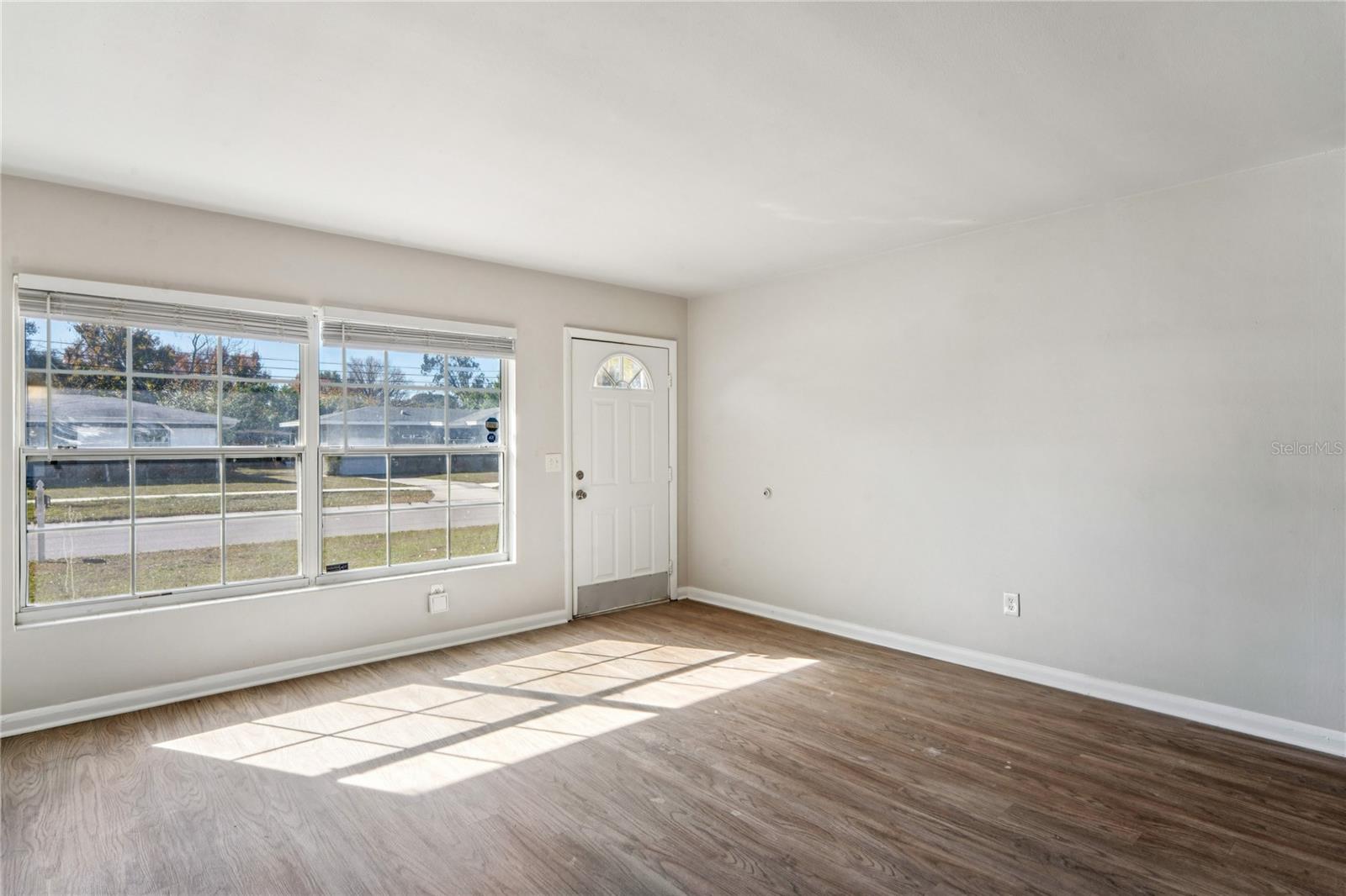 Image 3 of 26 For 1470 Overlea Street