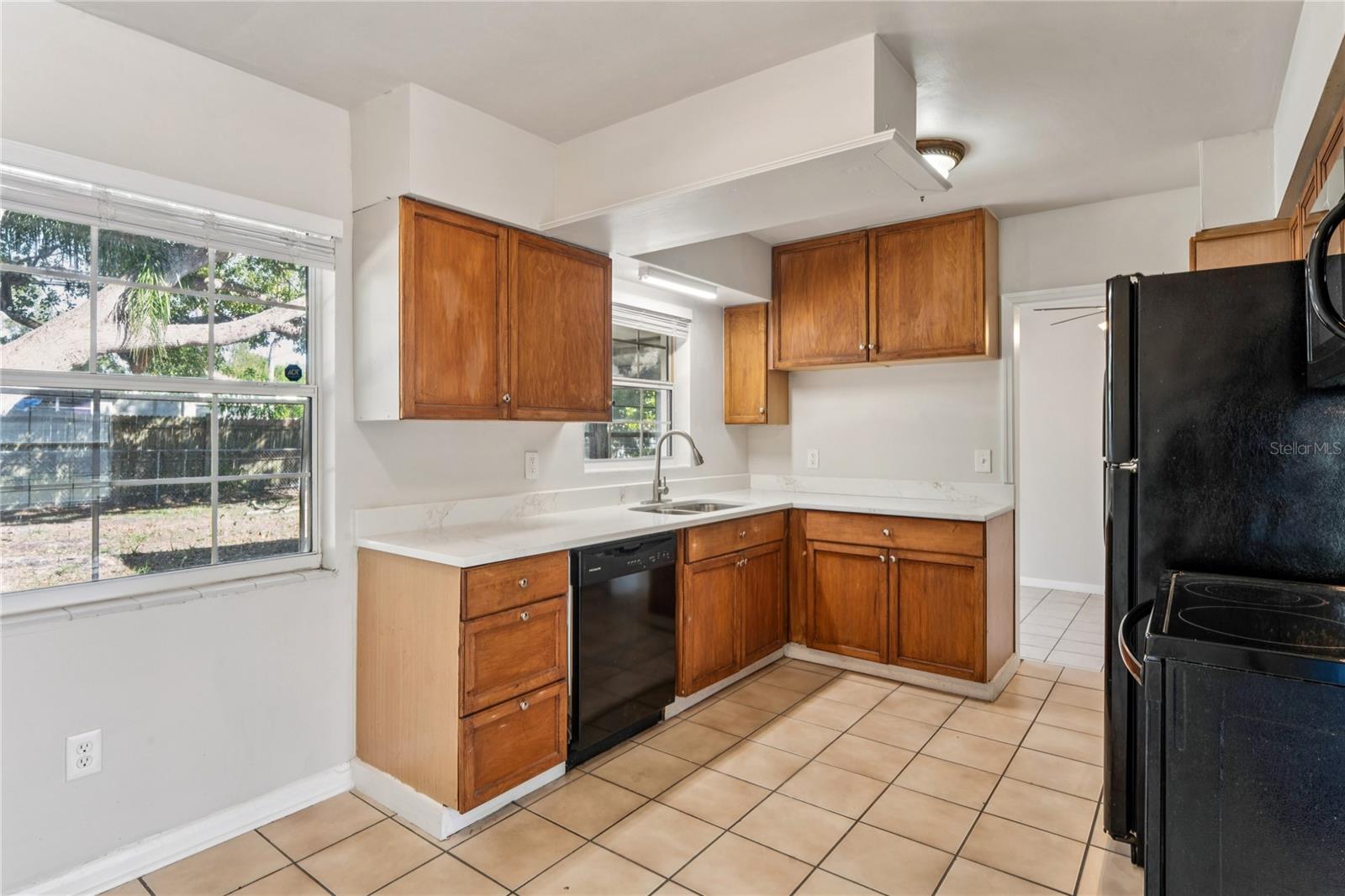 Image 4 of 26 For 1470 Overlea Street