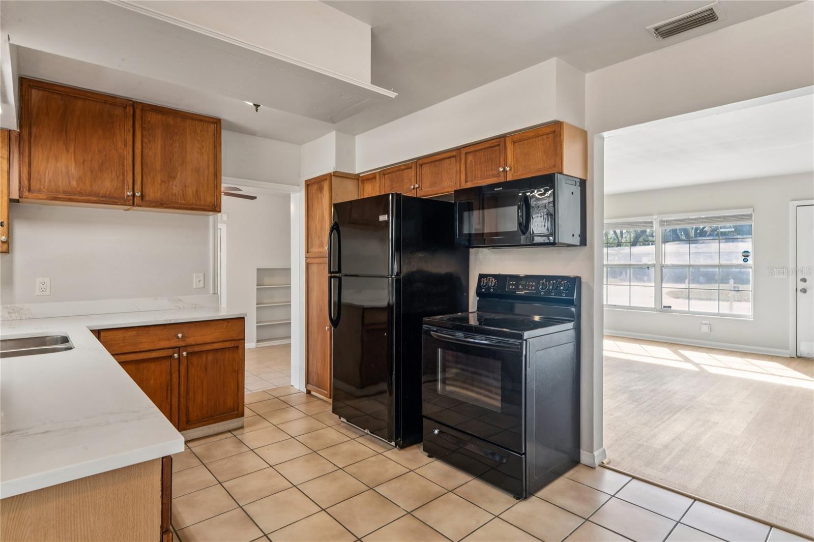 Image 5 of 26 For 1470 Overlea Street