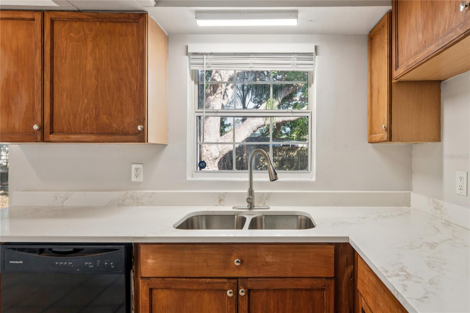 Image 6 of 26 For 1470 Overlea Street