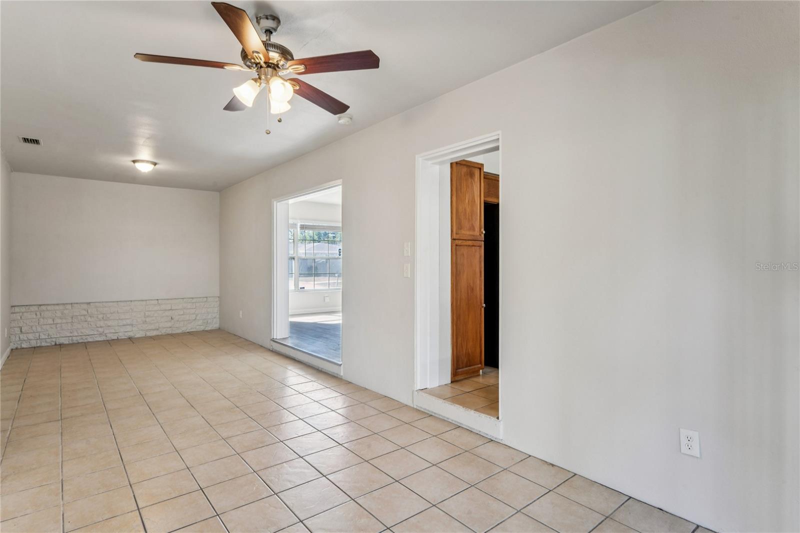 Image 9 of 26 For 1470 Overlea Street