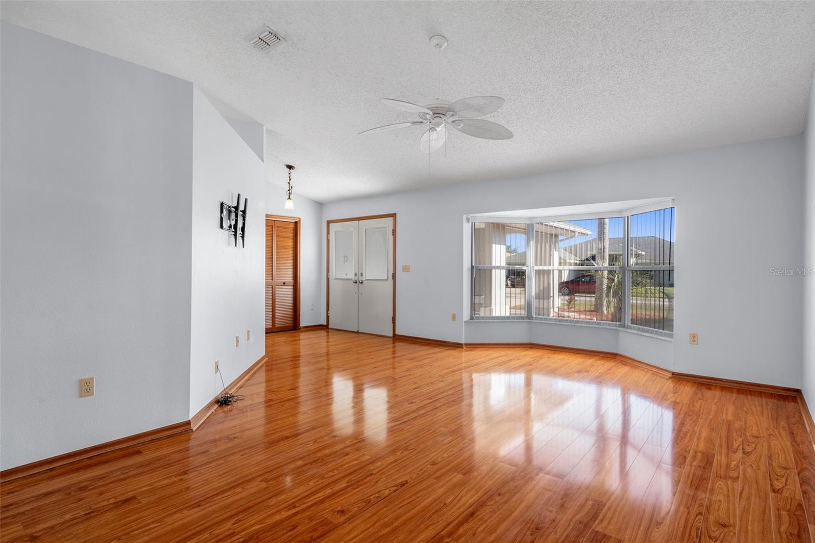 Listing photo id 8 for 1542 Overland Drive