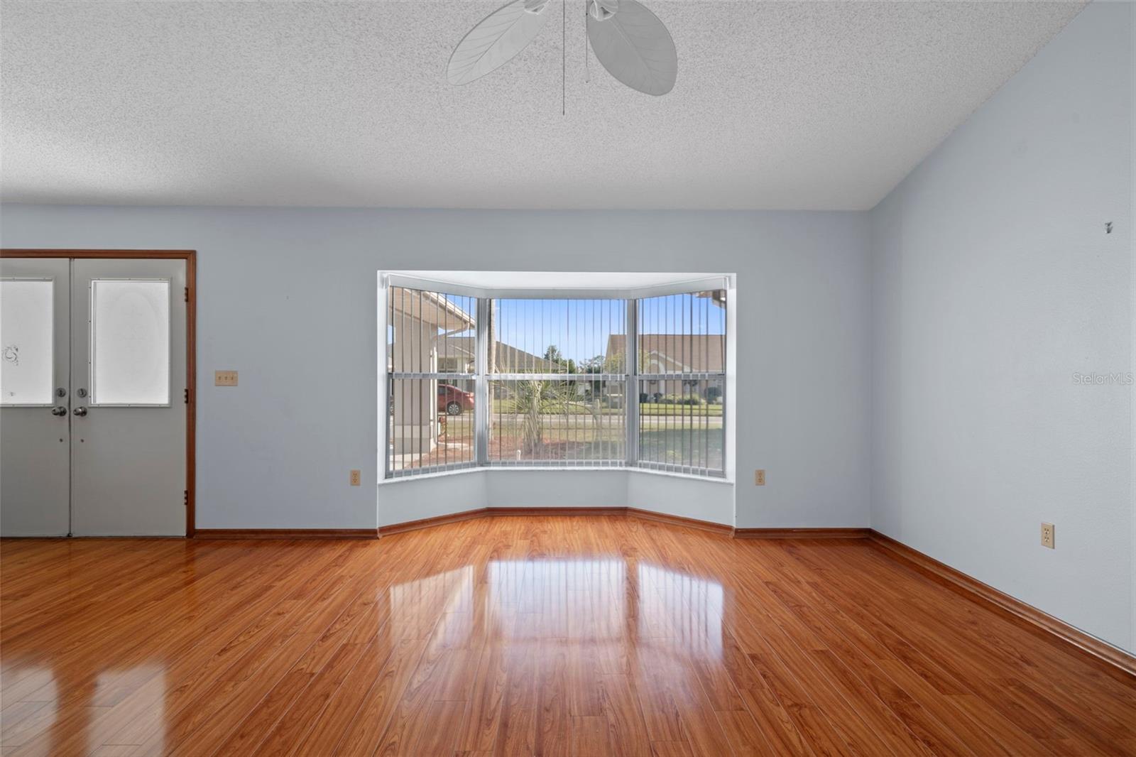 Listing photo id 10 for 1542 Overland Drive