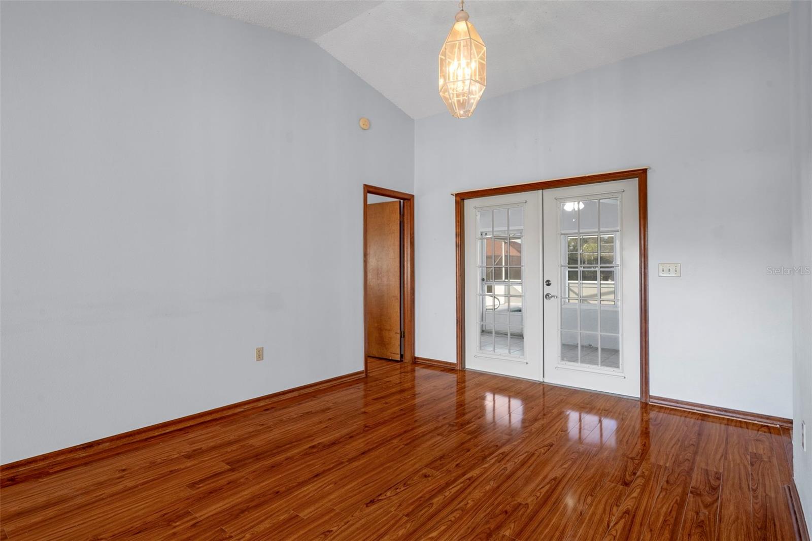 Listing photo id 11 for 1542 Overland Drive