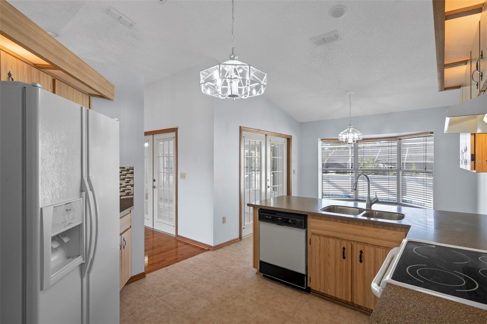 Listing photo id 14 for 1542 Overland Drive