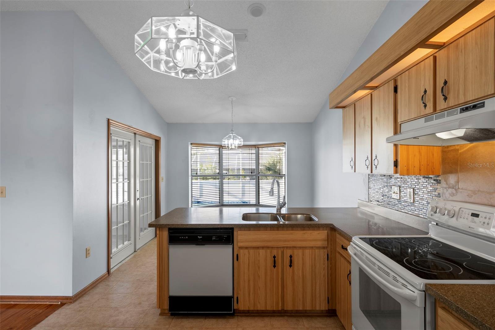 Listing photo id 15 for 1542 Overland Drive