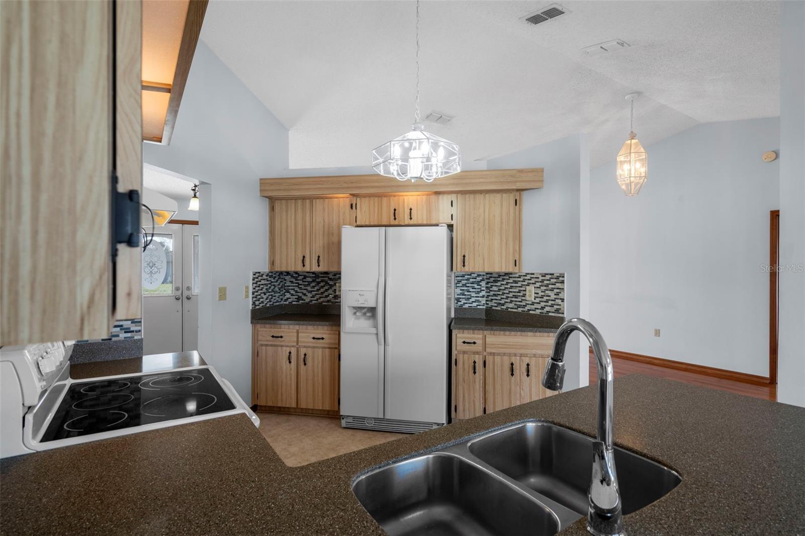 Listing photo id 16 for 1542 Overland Drive