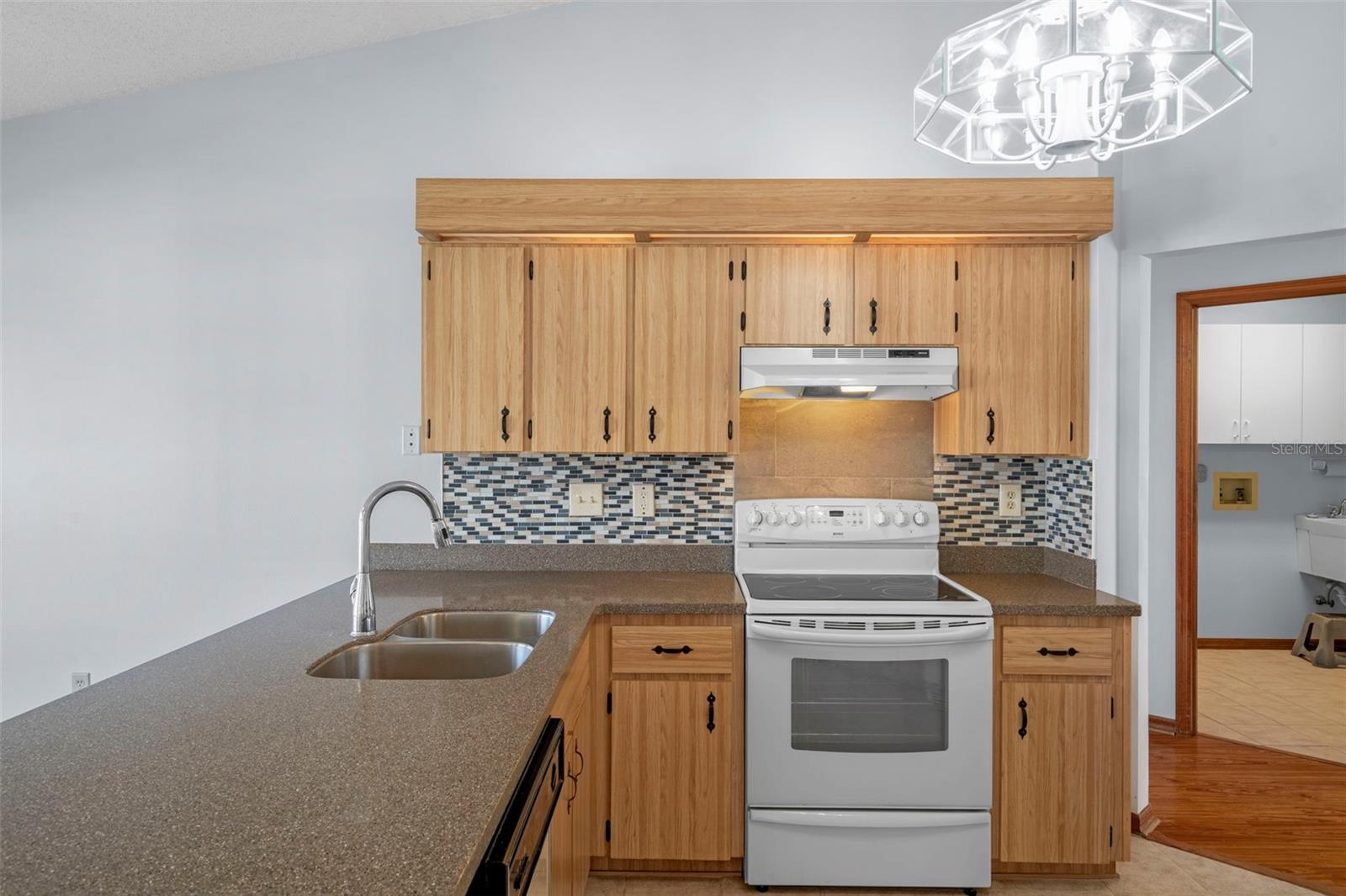 Listing photo id 17 for 1542 Overland Drive