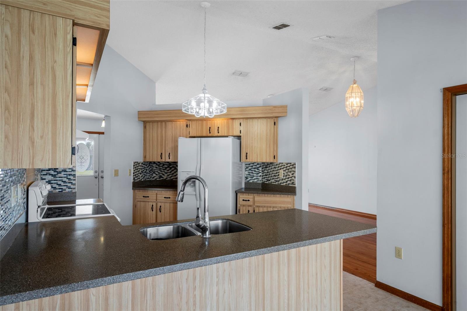 Listing photo id 19 for 1542 Overland Drive